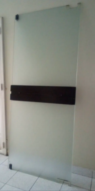 REMATO PUERTAS Y UMBRAL DE VIDRIO ( EX- INGRESO DE UN EDIFICIO)