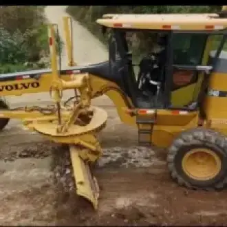 VENDO MOTONIVELADORA VOLVO - 2011