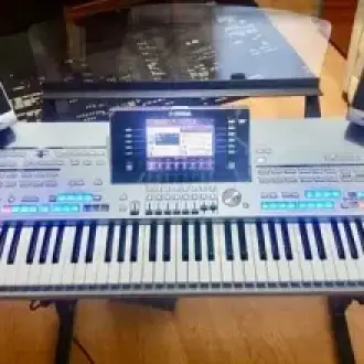 Vendo sintetizador de teclado Yamaha Tyros 5 de 76 teclas