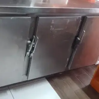 VENDO MESA REFRI 3 PUERTAS ACERO 2500 SOLES CHORRILLOS