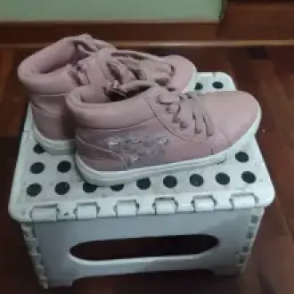 Botas rosadas con luces y zapatillas blancas niña