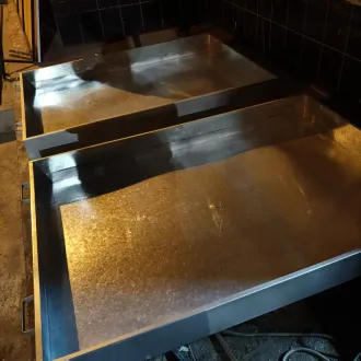 BANDEJAS METÁLICAS GALVANIZADAS ANTIDERRAME CON SUJECION