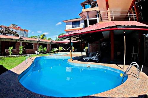 11 Cuartos, 1575 m² – Se vende Hotel de 03 pisos en Yarinacocha - Pucallpa - Ucayali