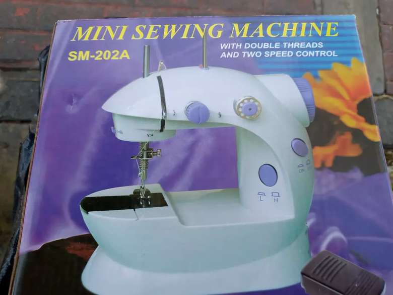 Mini maquina de coser nueva en caja