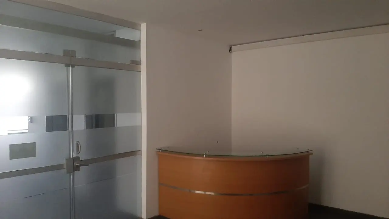 EN ALQUILER AMPLIA OFICINA EN ZONA COMERCIAL DE MIRAFLORES 