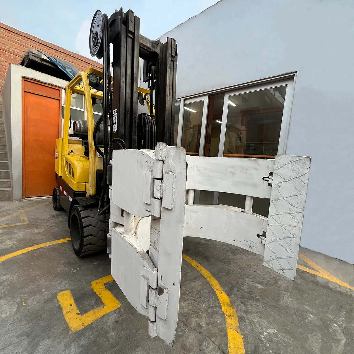 Venta de Montacargas Bobinero Hyster con Aditamento ROLL CLAMP 