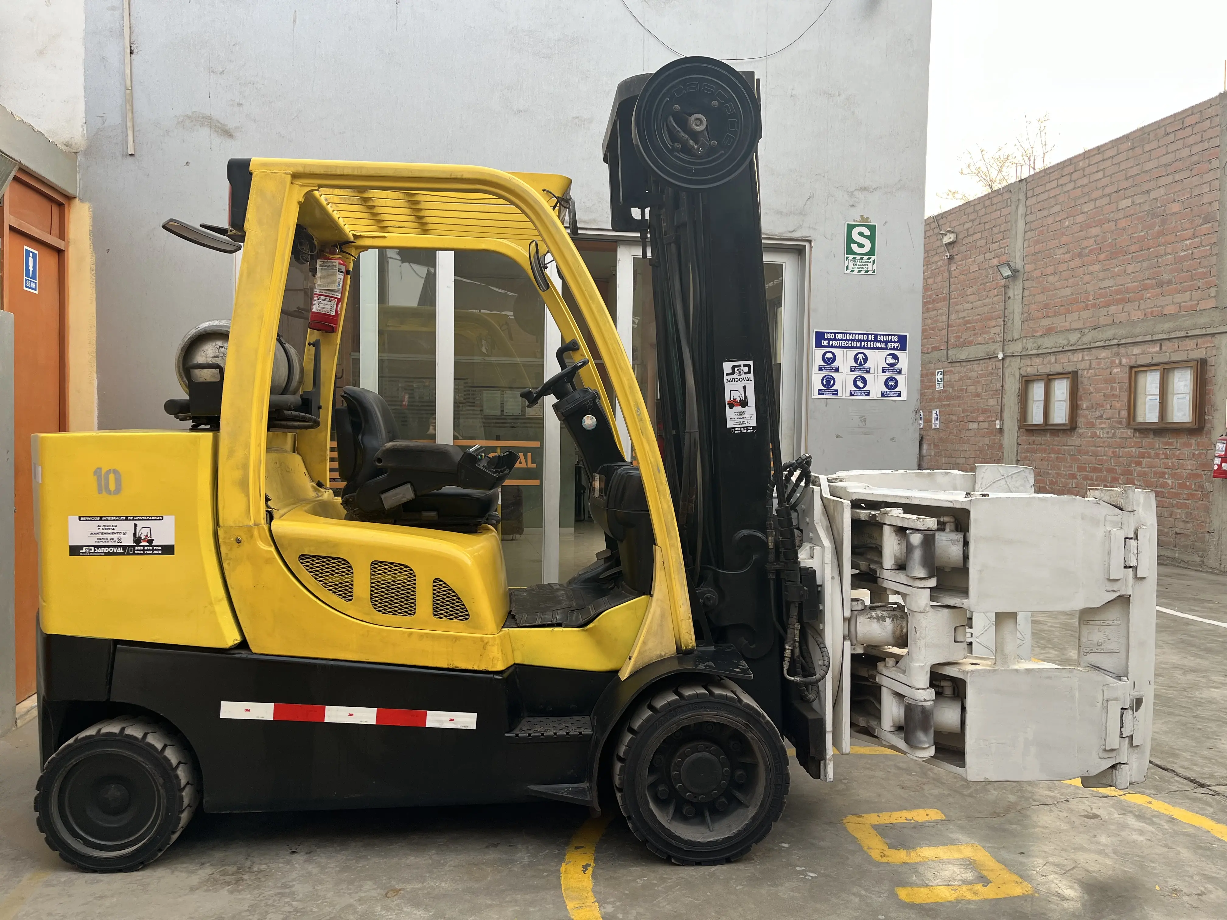 Venta de Montacargas Bobinero Hyster con Aditamento ROLL CLAMP 