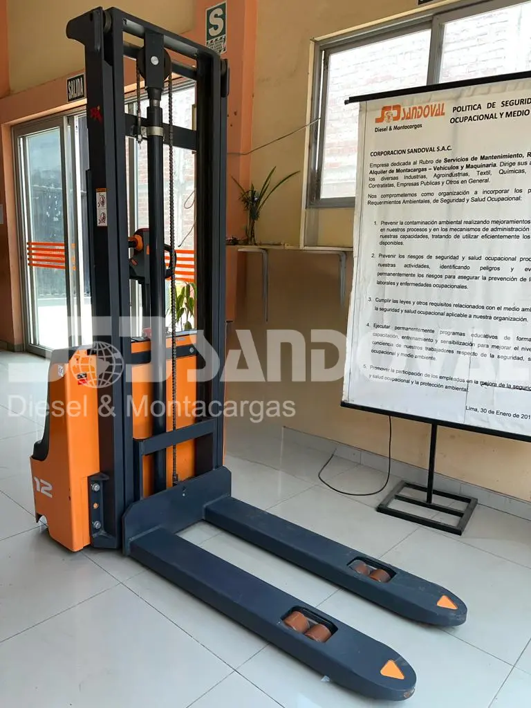 VENTA DE APILADOR ELÉCTRICO 1.2 TN