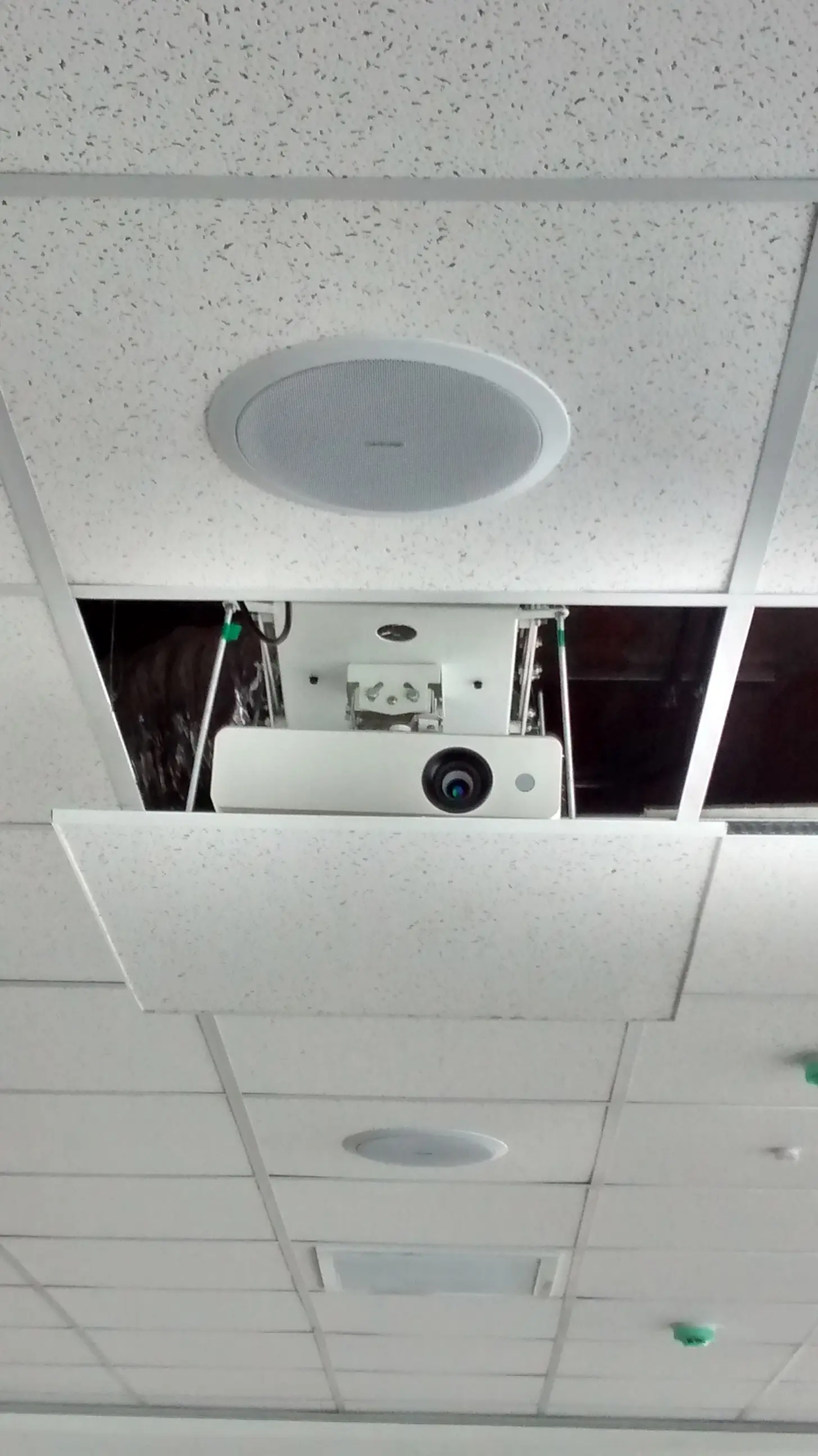 RACK ELEVADOR ELECTRICO PARA PROYECTOR