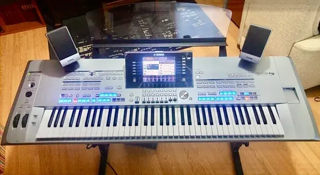 Vendo sintetizador de teclado Yamaha Tyros 5 de 76 teclas
