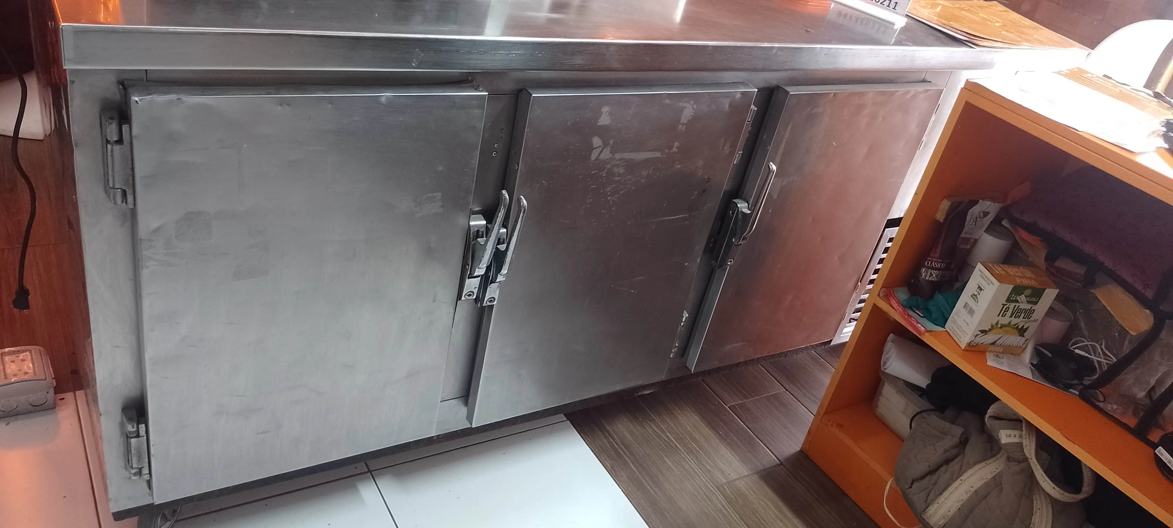 VENDO MESA REFRI 3 PUERTAS ACERO 2500 SOLES CHORRILLOS