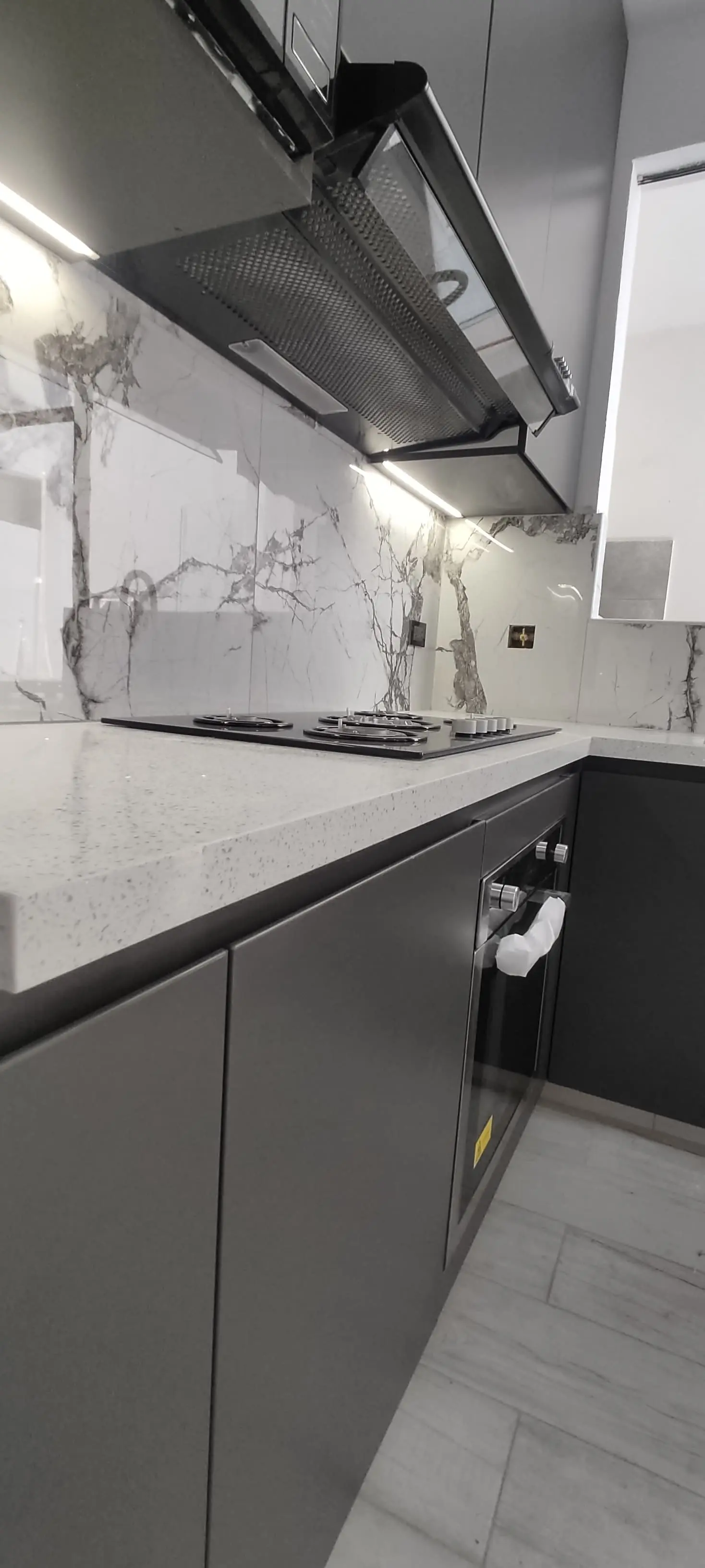  INSTALACIÓN DE TABLEROS DE CUARZO GRANITO PIEDRA SINTERIZAD