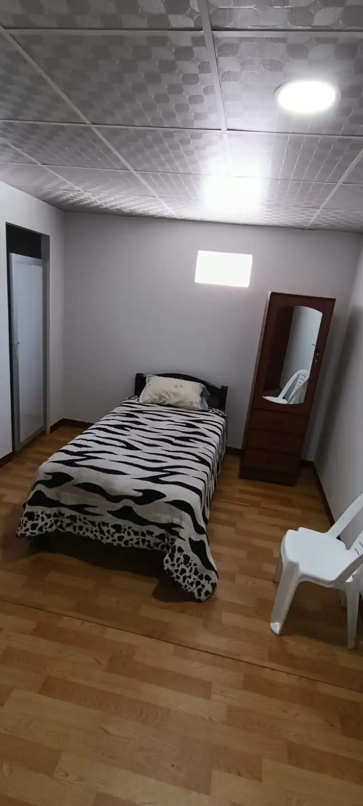 SE ALQUILA HABITACIONES C S AMOBLAR