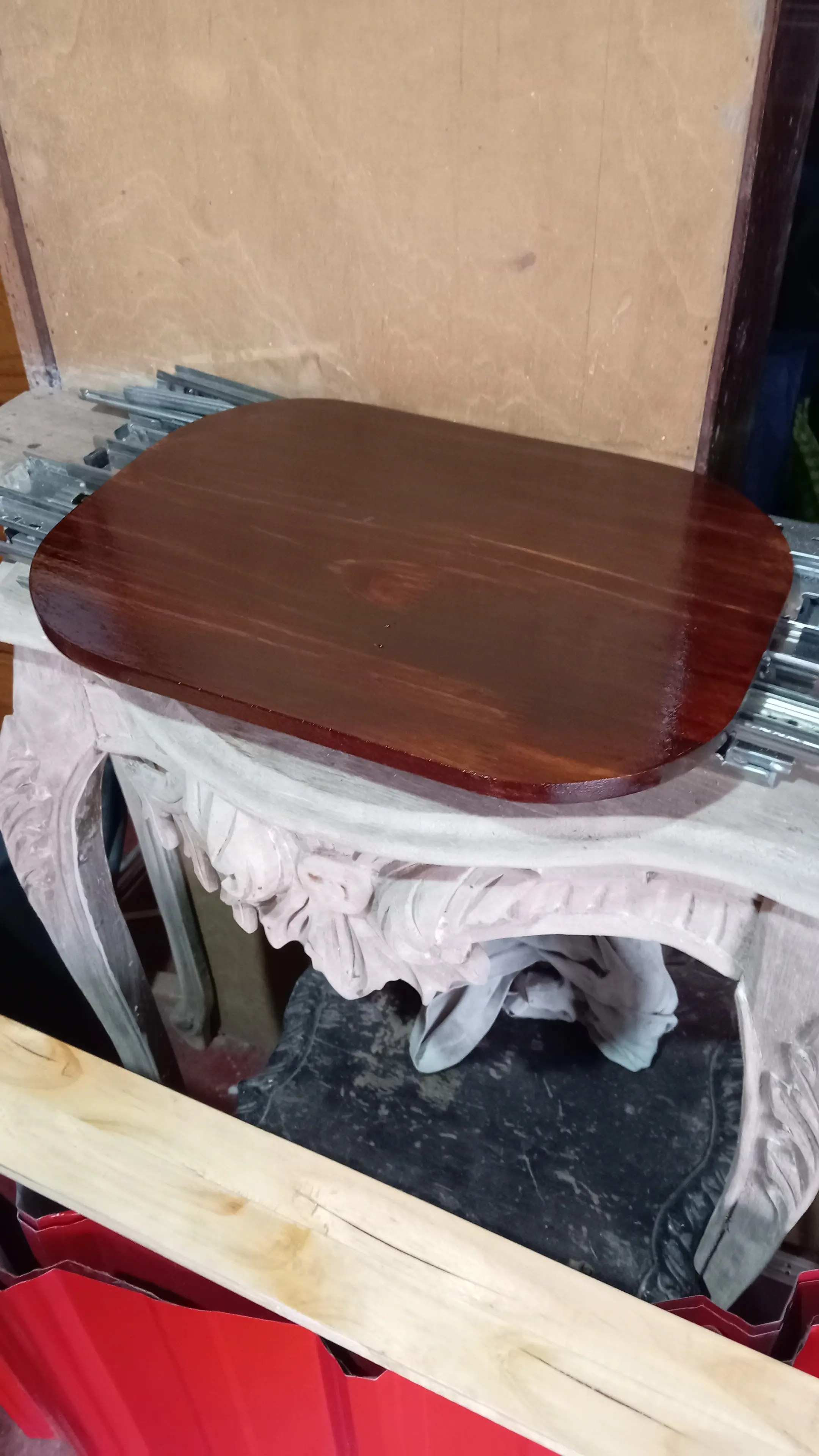 Se colocan puertas marcos y chapas 