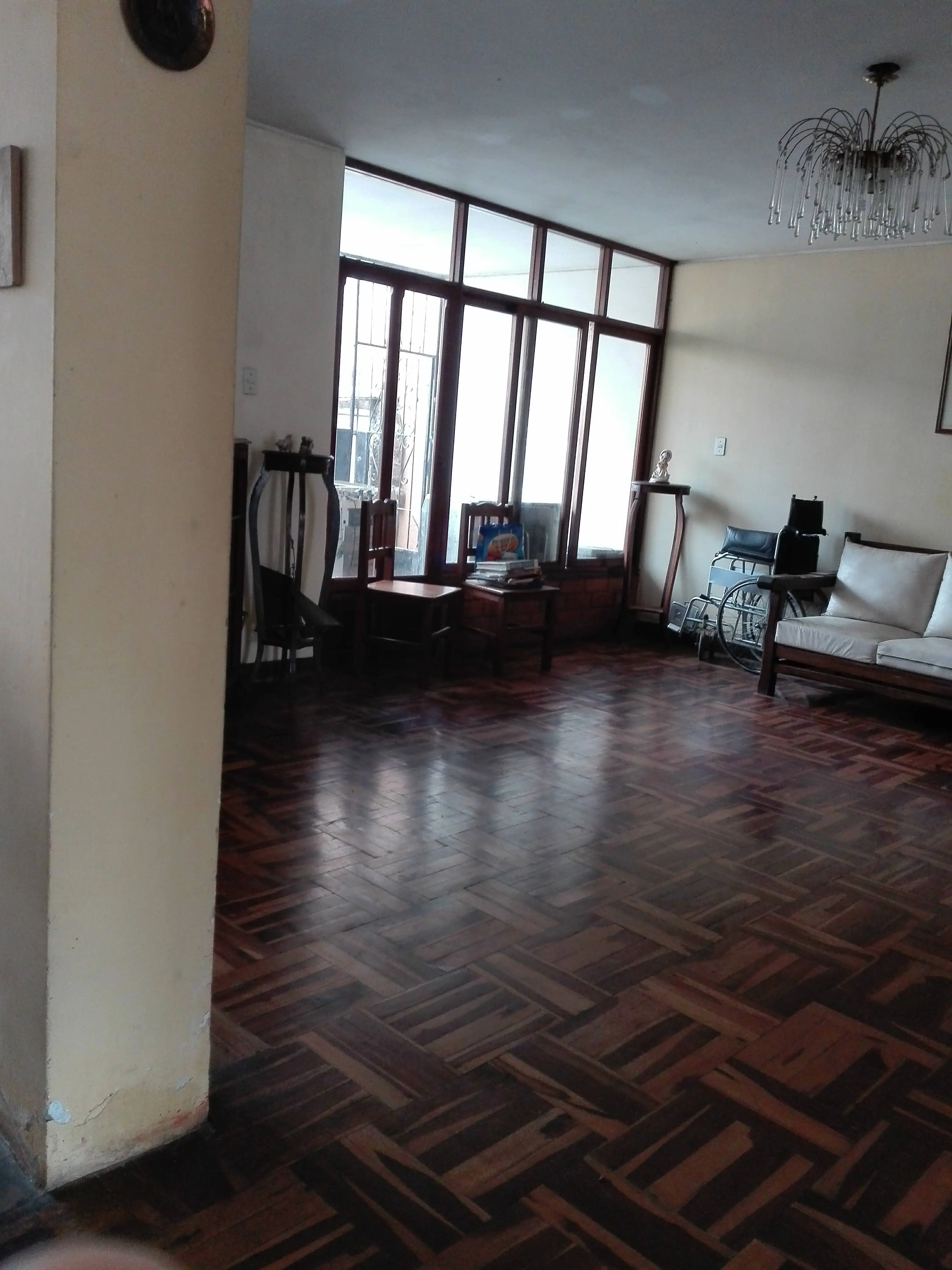 Se colocan puertas marcos y chapas 