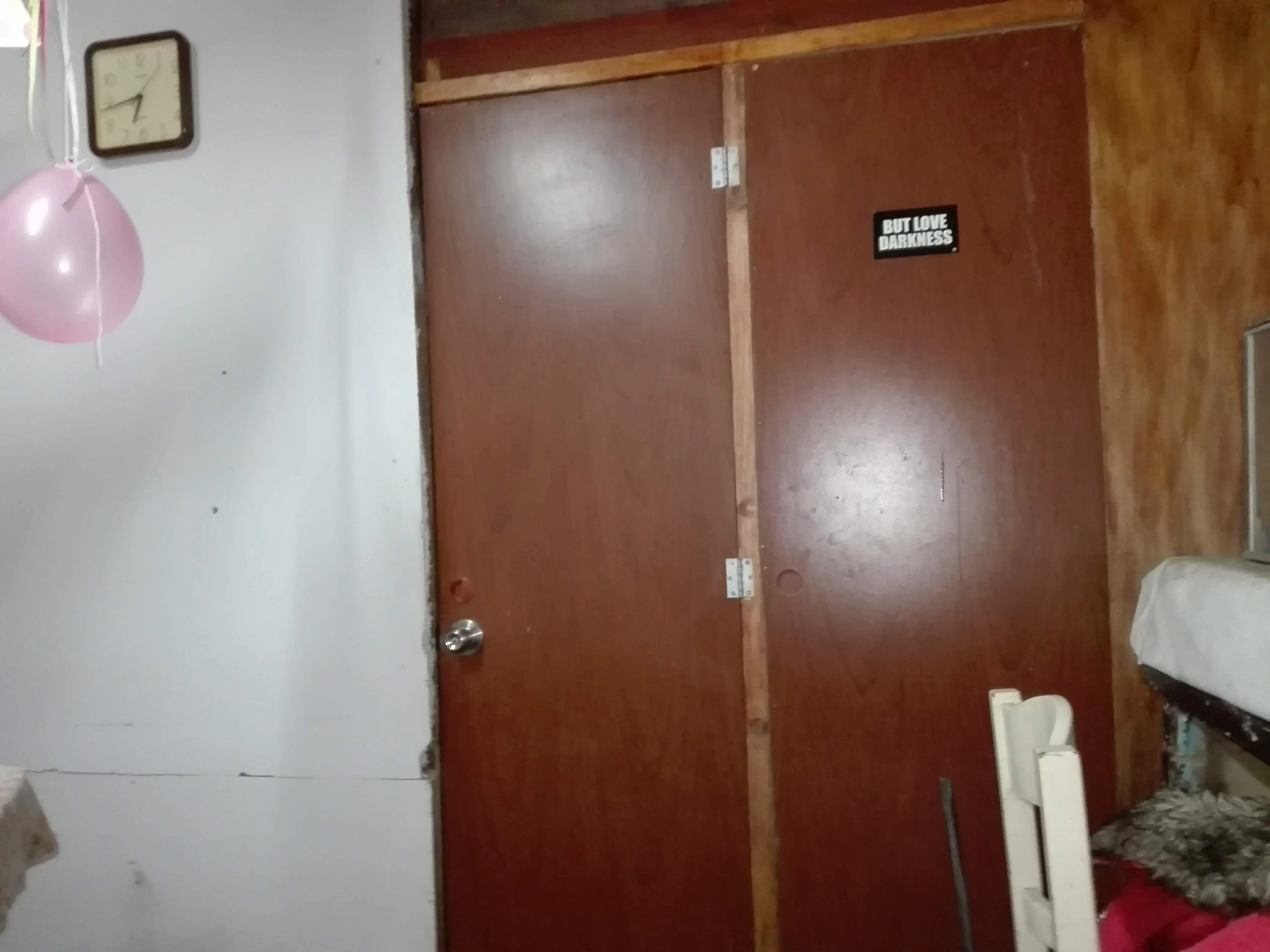 Se colocan puertas marcos y chapas 