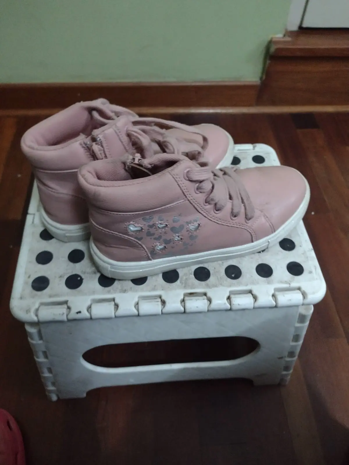 Botas rosadas con luces y zapatillas blancas niña