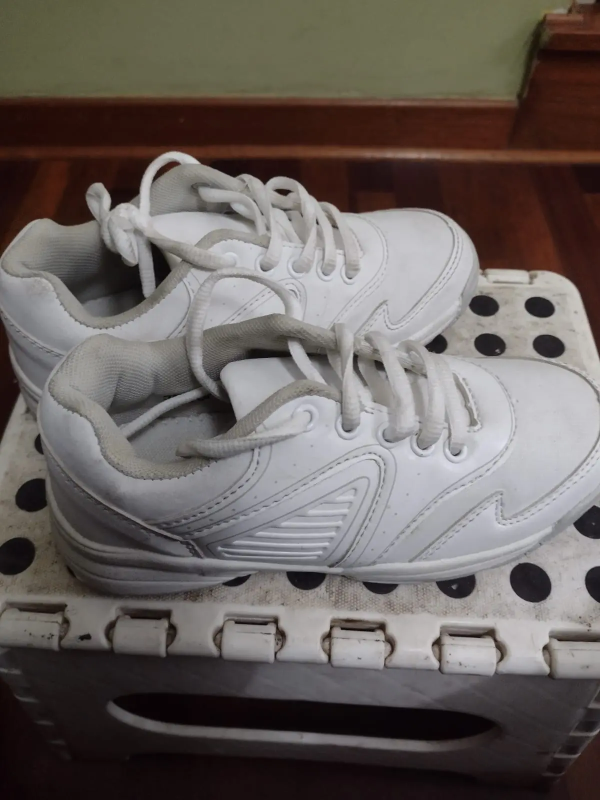 Botas rosadas con luces y zapatillas blancas niña