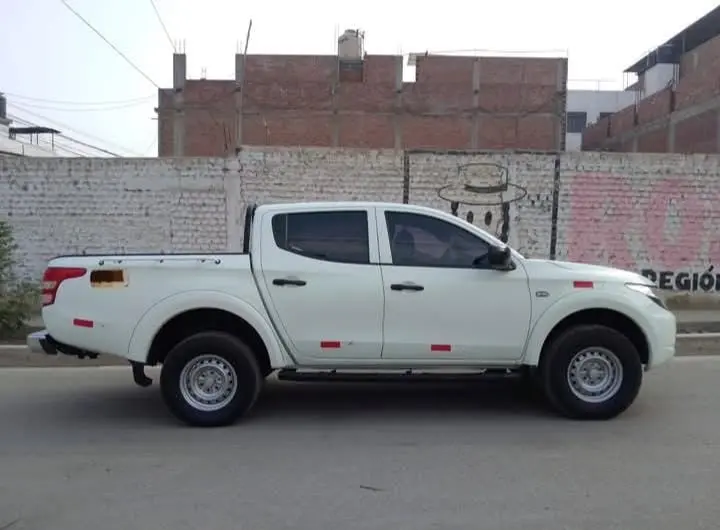 SE VENDE CAMIONETA MITSUBISHI L200 4X2