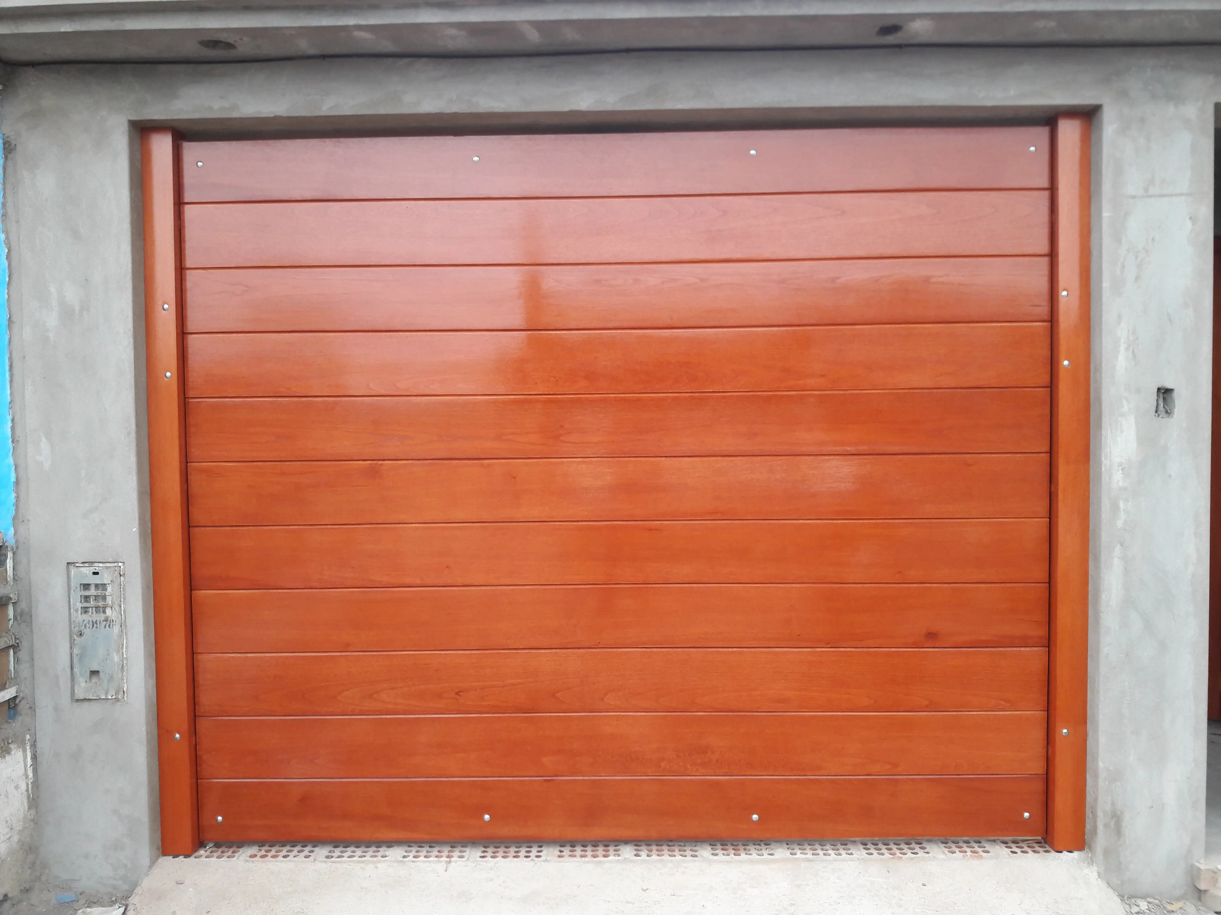 PUERTAS LEVADIZAS EN SAN JUAN DE MIRAFLORES- VICMA