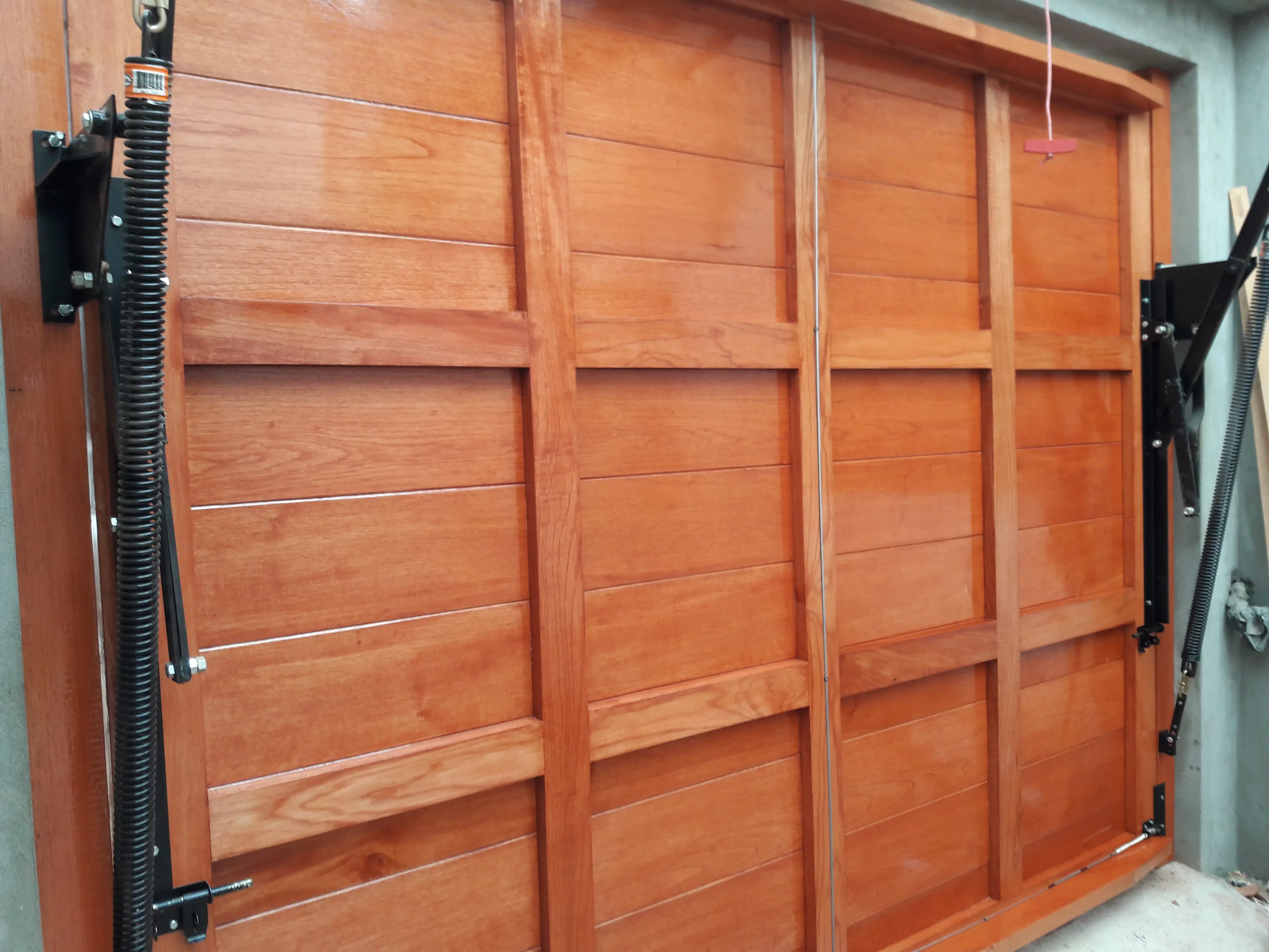 PUERTAS LEVADIZAS EN SAN JUAN DE MIRAFLORES- VICMA