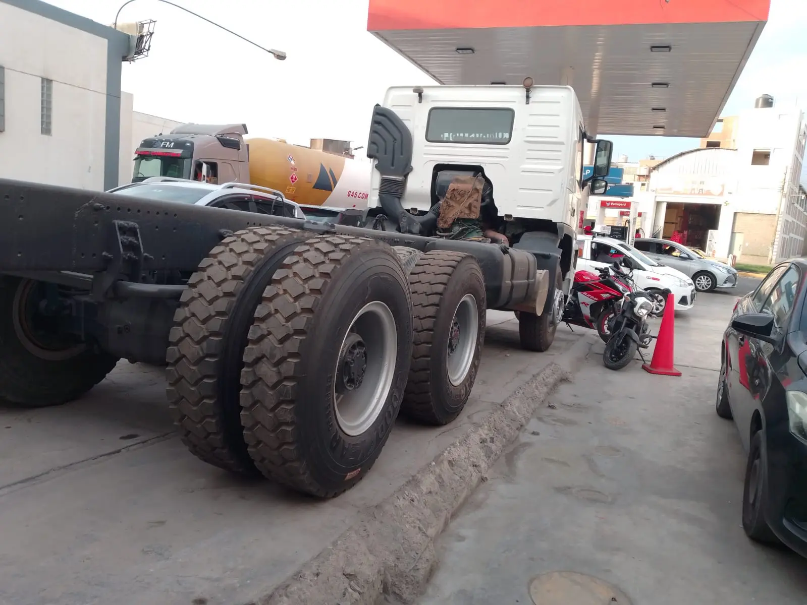 CAMION TRACTO MARCA VOLVO MODELO FM6X4R