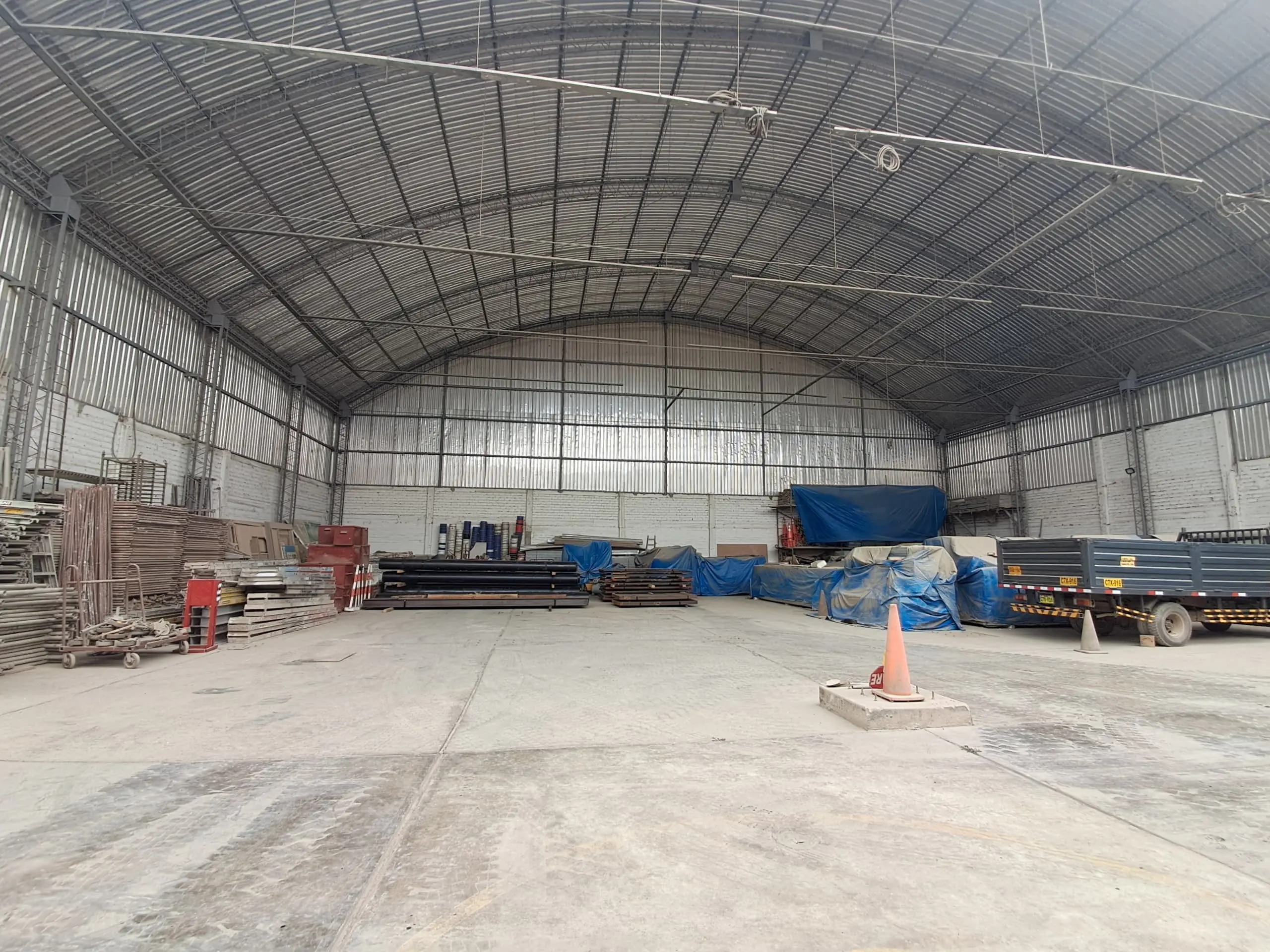 VENDO LOCAL INDUSTRIA LIVIANA - V.E. SALVADOR