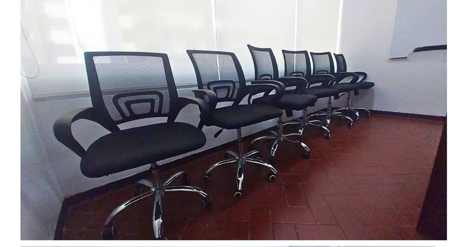 MESA DE VIDRIO 6 SILLAS EJECUTIVAS SEMI NUEVAS 