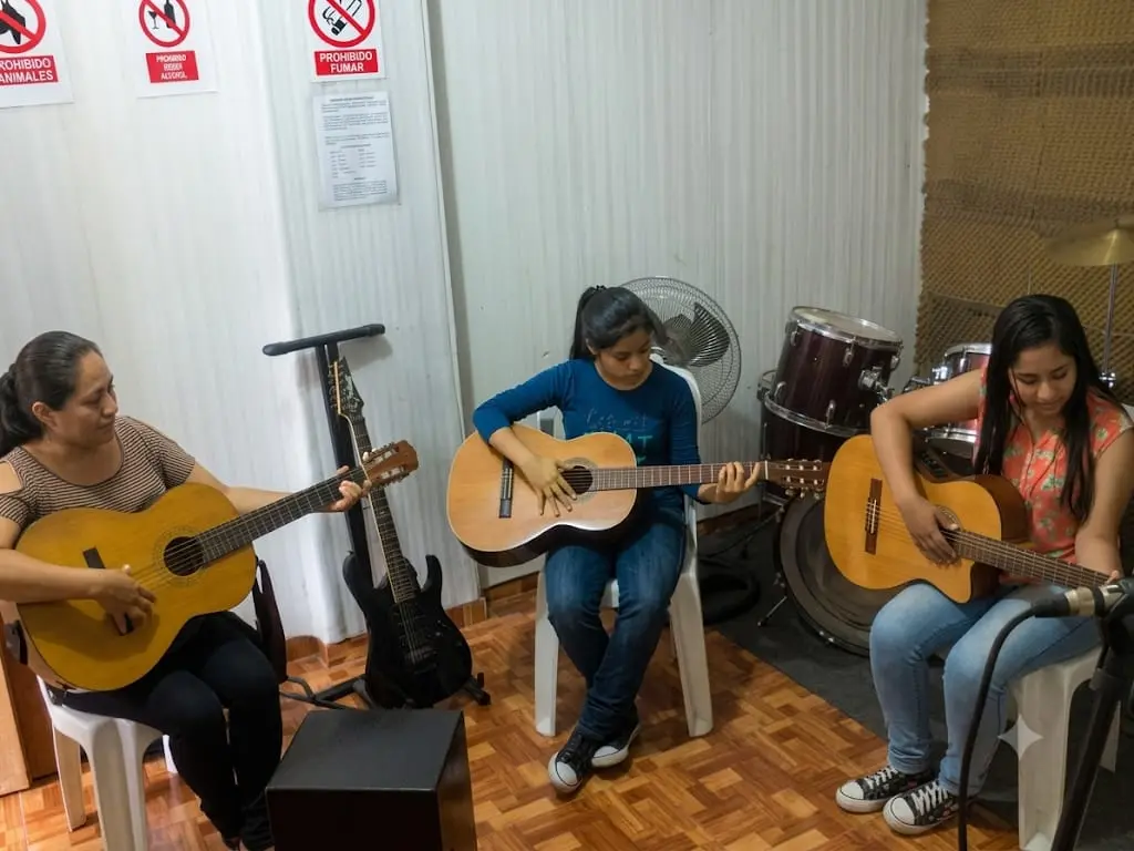 CLASES DE GUITARRA EN LIMA PERU
