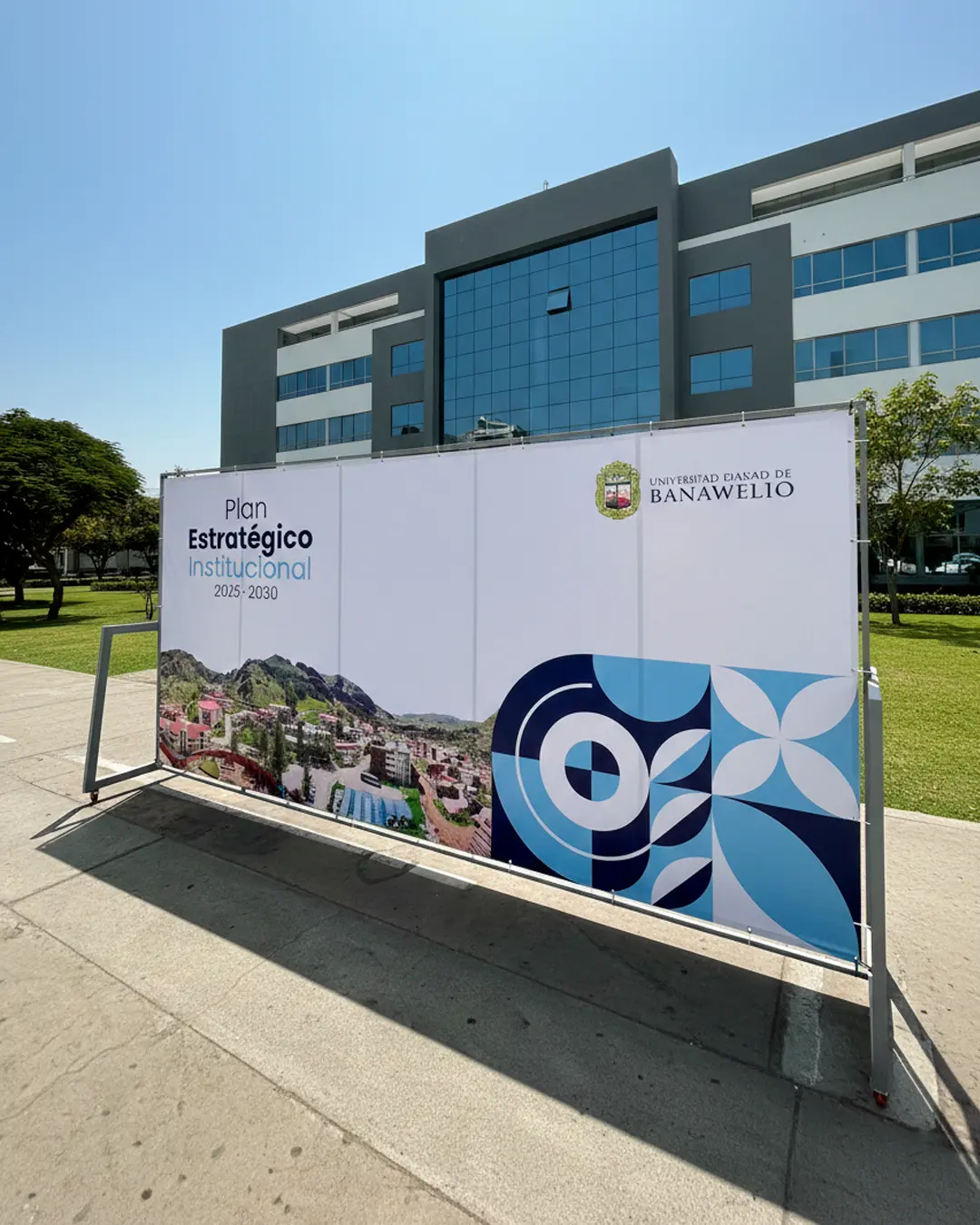 Backing de metal para exteriores y eventos publicitarios