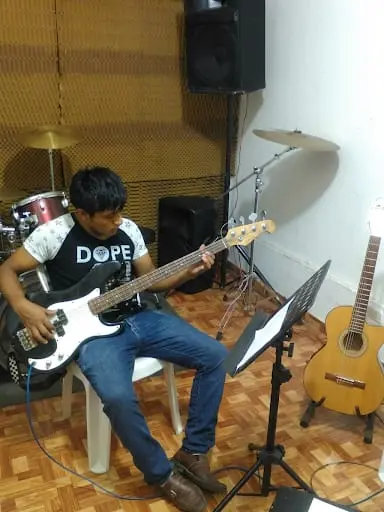 CLASES DE GUITARRA EN LIMA PERU