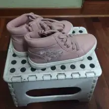Botas rosadas con luces y zapatillas blancas niña
